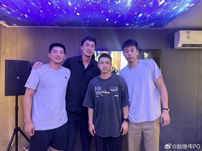 沙巴体育入口-赵继伟分享与队友合影：珍视当下，共祝健康顺遂