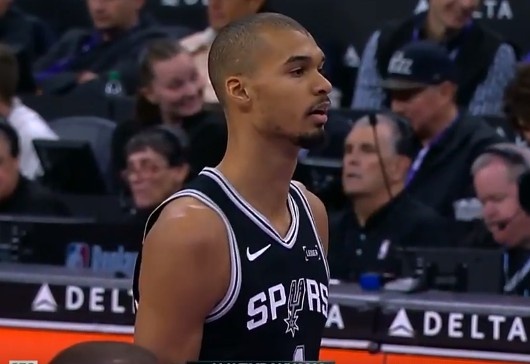 沙巴体育-轻松两分我不要！文班切入空篮没上进 自投自抢抛投2+1带队12-0！