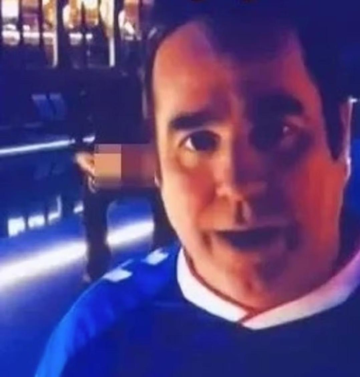 天空体育直播突发意外！球迷镜头前露屁股，主持人紧急道歉中断采访|桑德兰|戈默索尔|伯恩茅斯|博斯罗伊德|塔夫_新浪体育_新浪新闻